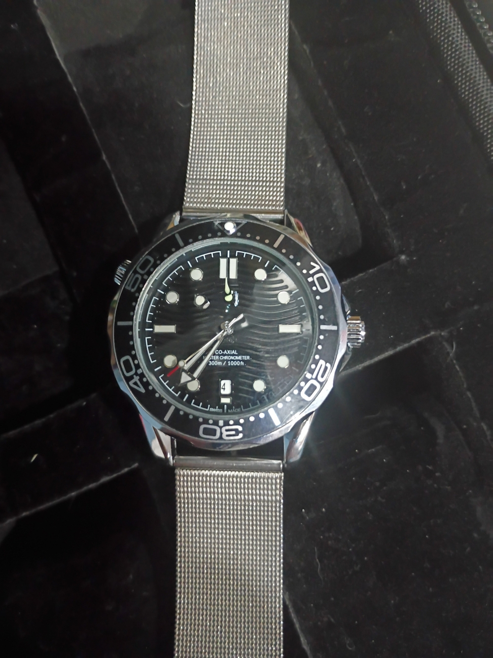 Black Diver-Style Wristwatch with Stainless Mesh Band